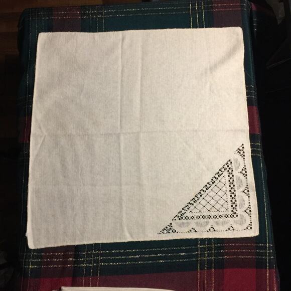 FLAWS Cloth napkins unbranded (4) total - Picture 3 of 6